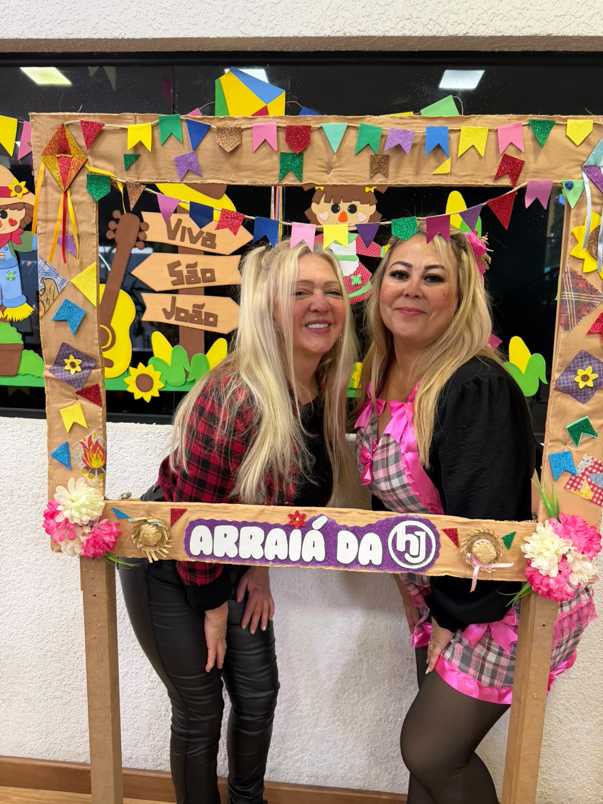 Alunas no painel da Festa Junina da HJ Fitness