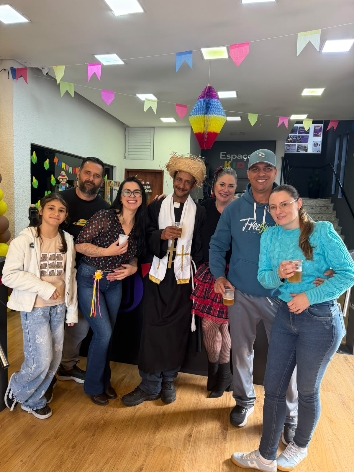 Equipe e alunos na Festa Junina da HJ Fitness