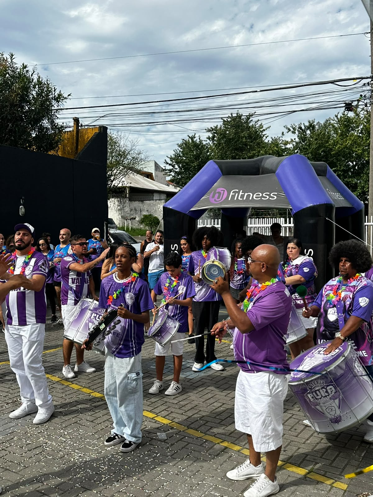 Bateria e tenda da HJ Fitness em evento externo