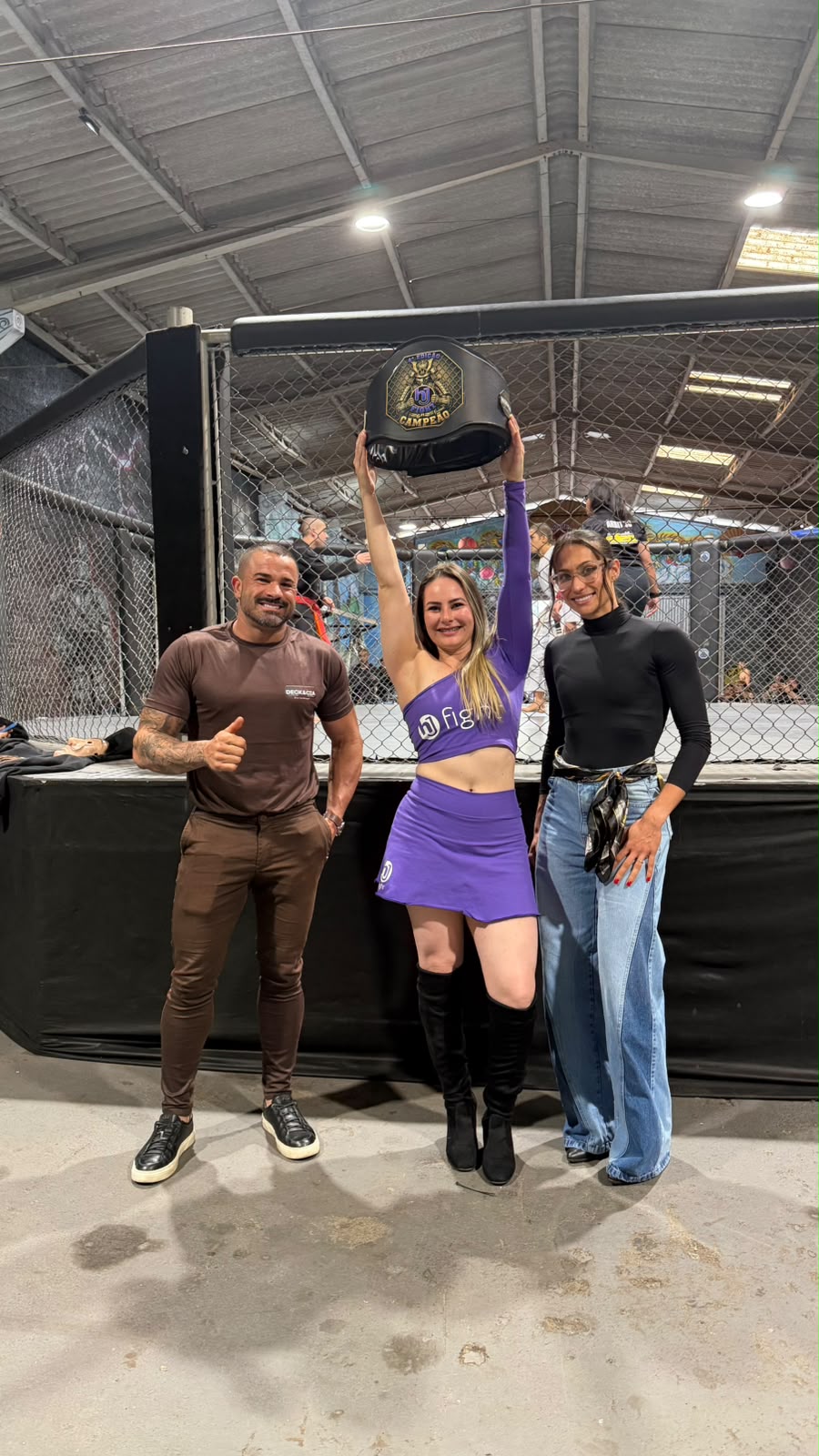 Atleta campeã com cinturão na Copa HJ Fight