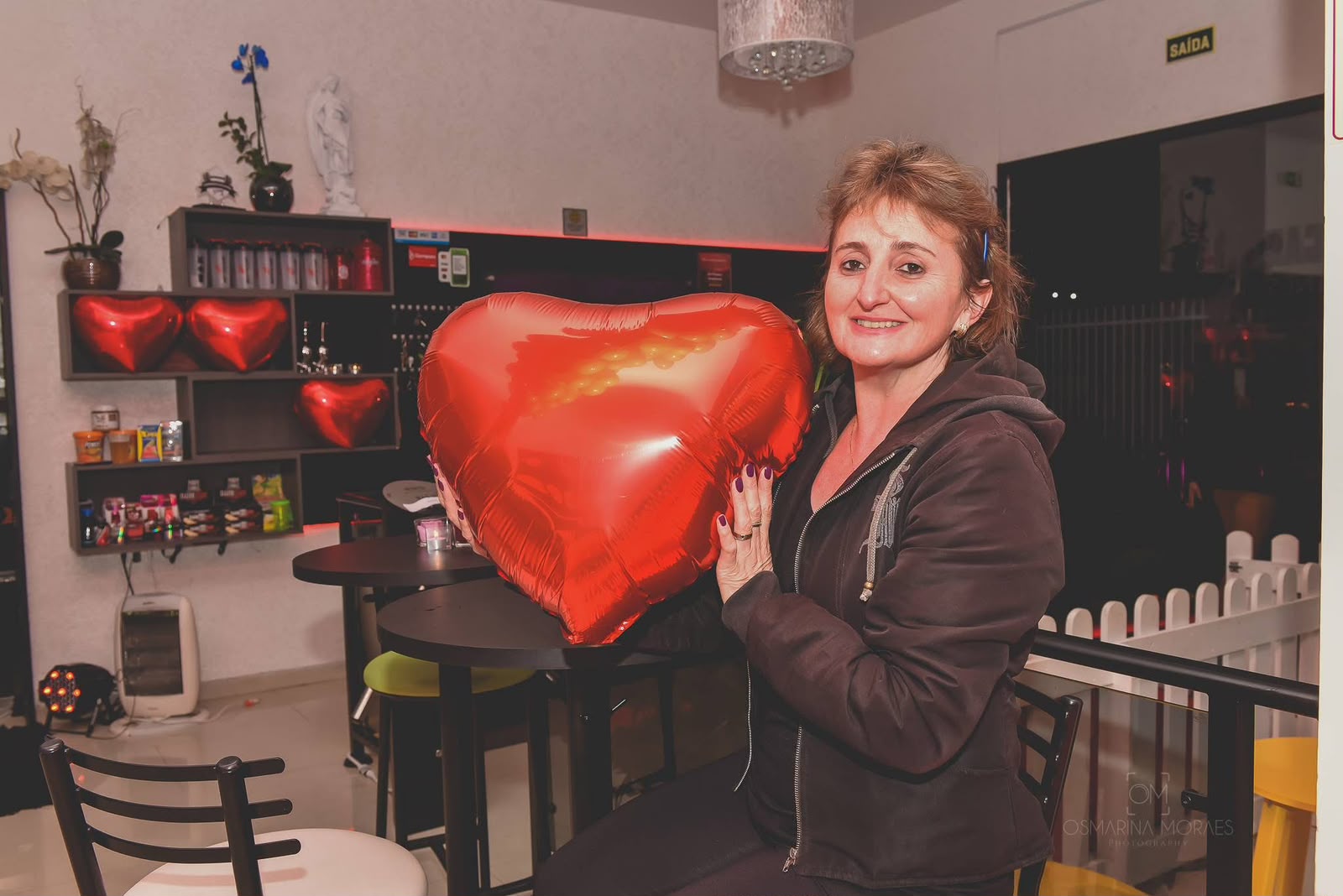 Aluna com balão de coração no Dia dos Namorados da HJ Fitness