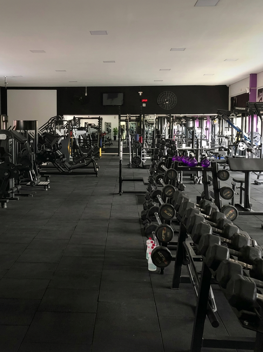 Salão de musculação da HJ Fitness com rack de halteres